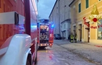 Incendio nella notte al Politeama di Fano, fiamme domate