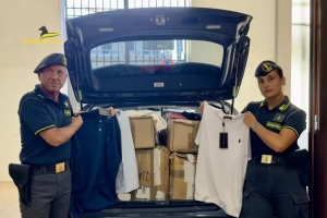 Sequestrato uno stock di oltre 1.000 capi di abbigliamento falsi, anche note griffe