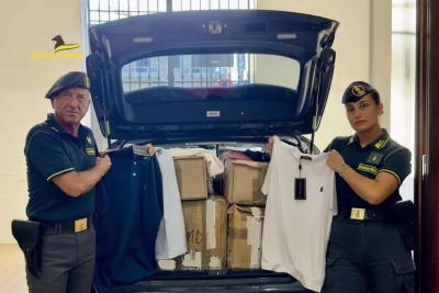 Sequestrato uno stock di oltre 1.000 capi di abbigliamento falsi, anche note griffe