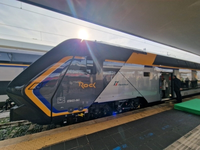 REGIONALE: UN NUOVO TRENO MULTIPIANO ELETTRICO VIAGGIA NELLE MARCHE