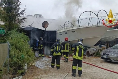 Incendio in un cantiere navale, prende fuoco uno yacht in riparazione