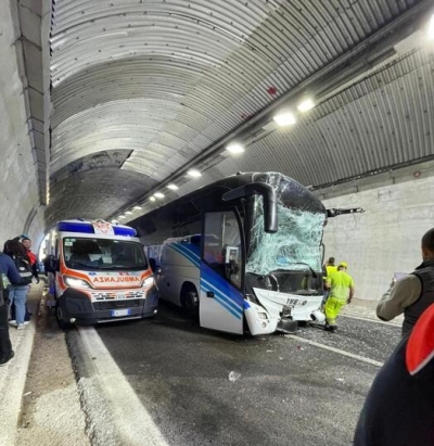Tamponamento tra bus e un mezzo pesante, quasi 10 km di coda in A14