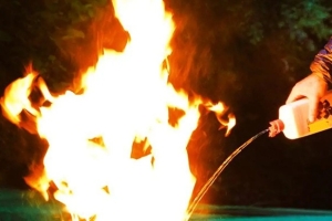 Getta alcol sul fuoco per accendere il camino: anziano di Roseto si ustiona gravemente