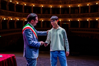 Consegnata una copia della Costituzione ai neo maggiorenni ascolani