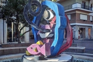 I soliti "idioti" versano detersivo nella fontana di Nespolo