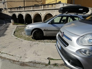Ascoli Piceno - Lavatoio trasformato in parcheggio selvaggio: protesta l'opposizione