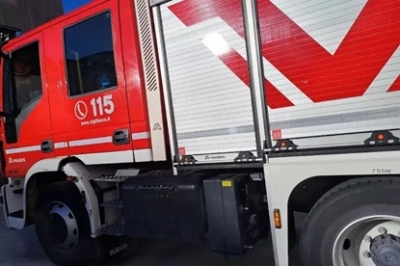 Incendio in un convitto, otto evacuati con autoscala e maschere per respirare