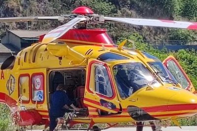 Finisce nel fosso dopo scontro tra moto e auto, tre feriti