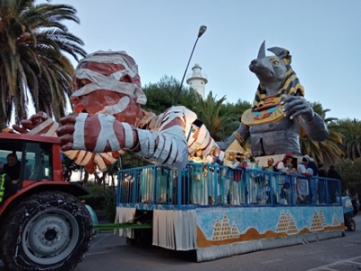 San Benedetto, tantissima folla per la sfilata con i carri in festa