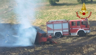 A fuoco imballatrice in campo di paglia, bruciato un ettaro