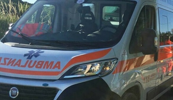 Cade dal primo piano mentre gioca sul balcone, grave un bimbo di 4 anni