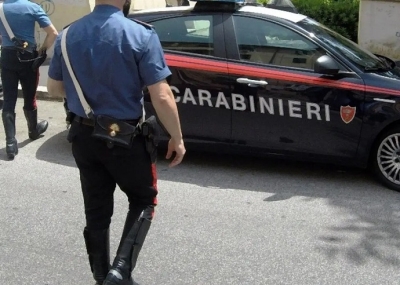 Accoltella i genitori e tenta il suicidio nel Maceratese