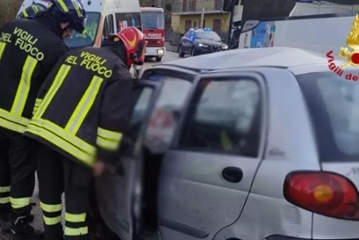 Impatto tra un'auto e un autobus nel Pesarese, morto un ragazzo