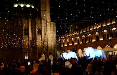 Ascoli Piceno - La città si tuffa nel Natale, le luminarie invadono il centro