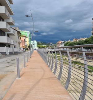 Via Montello, il marciapiede sull&rsquo;Albula &egrave; realt&agrave;