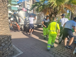 Tortoreto, ombrelloni e sdraio rimossi dalla spiaggia libera: blitz all&rsquo;alba della Capitaneria di porto e della Polizia locale