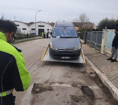 Interventi del Comune per liberare Via Esino dall'incuria