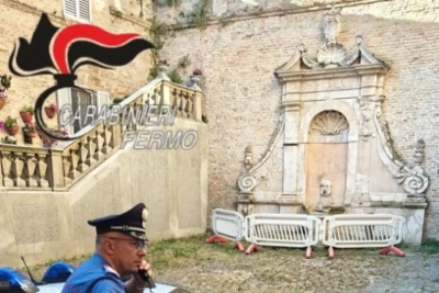 Danneggiano un'antica fontana con un petardo, denunciati