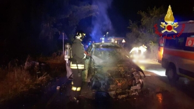 Schianto e veicoli in fiamme, morto un motociclista