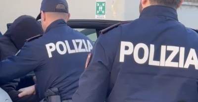 Tenta di investire un agente e fugge ad alta velocità, arrestato