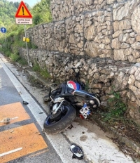 Moto si schianta su un muro e prende fuoco, 60enne gravemente ferito