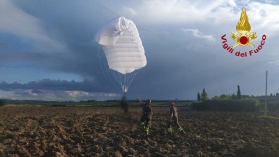 Paracadutista resta incastrato tra i fili dell'alta tensione