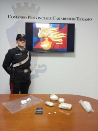 Tradito dal via vai di giovani nella propria abitazione: arrestato un pusher di Alba Adriatica