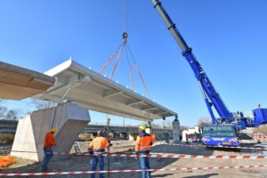 CICLOVIA ADRIATICA, POSATI I PRIMI CONCI DEL PONTE SUL CHIENTI