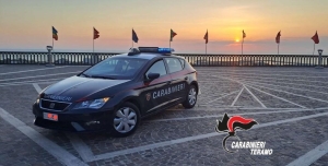Roseto degli Abruzzi, denunciato dai Carabinieri per violazione della misura cautelare del divieto di avvicinamento alla parte offesa e porto abusivo di armi