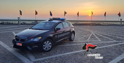 Roseto degli Abruzzi, denunciato dai Carabinieri per violazione della misura cautelare del divieto di avvicinamento alla parte offesa e porto abusivo di armi