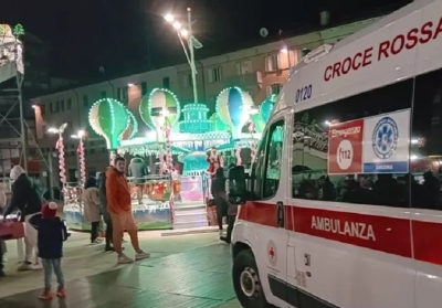 Ragazza vola fuori da una giostra a palla ad Ancona