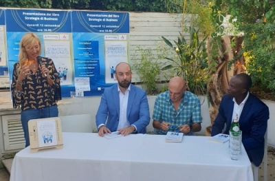 SUCCESSO PER LA PRESENTAZIONE DEL LIBRO “STRATEGIA DI BUSINESS”, L’AUTORE ALESSANDRO SAVINO A LA CONCHIGLIA BAGNI 1951