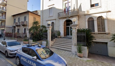 Poliziotta viene morsa da un uomo di origini africane al commissariato di San Benedetto