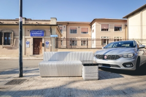 Posizionate due panchine "smart" in viale Vellei
