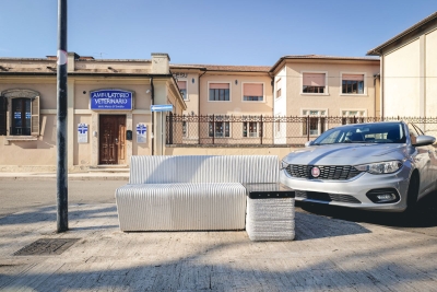 Posizionate due panchine 