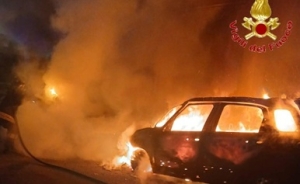 Finiscono con l'auto contro la rotonda poi la stessa prende fuoco