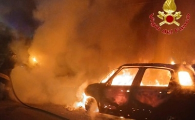 Finiscono con l'auto contro la rotonda poi la stessa prende fuoco