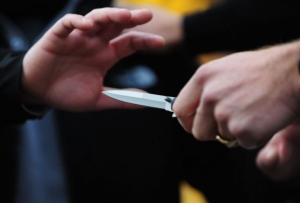 Accoltellato mentre difendeva un amico, due arrestati a Macerata