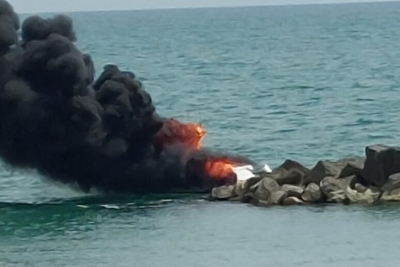 In fiamme barca da diporto, due passeggeri si salvano gettandosi in mare