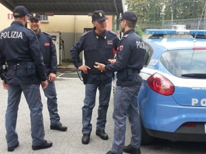 Vaga con l'auto in pieno stato confusionale, donna salvata dalla Polizia