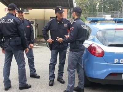 Vaga con l'auto in pieno stato confusionale, donna salvata dalla Polizia