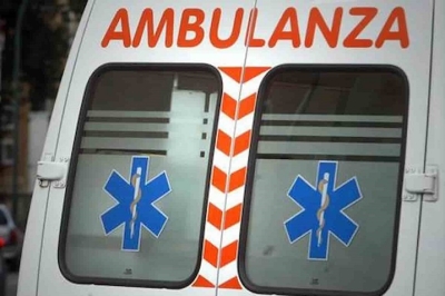 Con il monopattino investe anziana signora sulla pista ciclabile, due persone finiscono in ospedale