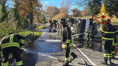 Un mezzo pesante si ribalta sulla Statale Picena a San Ginesio, morto il conducente
