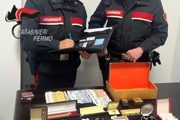 'Un suo congiunto &egrave; trattenuto in caserma', due arrestati per truffa