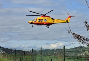 Cade dal terzo piano, ragazzo soccorso e trasportato a Torrette con l&rsquo;eliambulanza