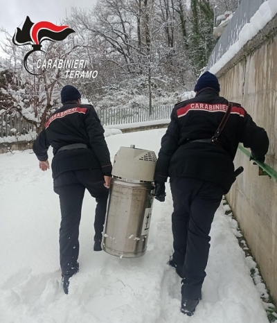 Anziana sola in casa e senza ossigeno, l’intervento dei Carabinieri allertati è tempestivo nonostante la neve