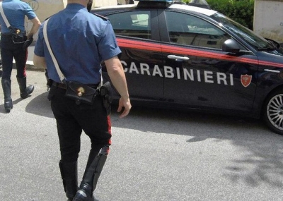 Provoca la caduta di alcuni ciclisti senza soccorrerli, denunciato
