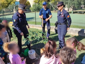 Carabinieri Forestali del Reparto Biodiversit&agrave; di Pescara e piccoli scolari mettono a dimora una talea