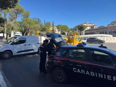 Teramo, cerca di impossessarsi di una motosega minacciando di morte i Carabinieri: arrestato un 37enne