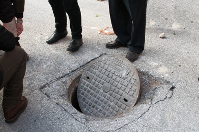 Sradica un tombino per derubare una farmacia ma si ferisce ad una mano, finisce in ospedale e viene denunciato dai Carabinieri